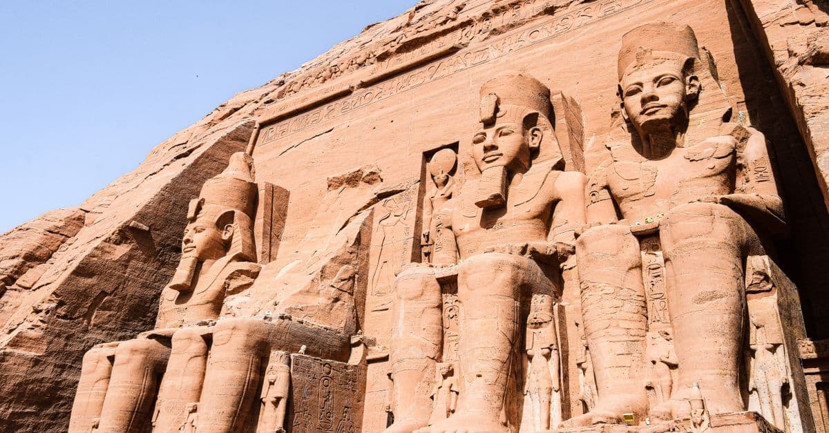 Fachada de Abu Simbel con grandes estatuas de faraones bajo el sol, un destino para visitar en Egipto.