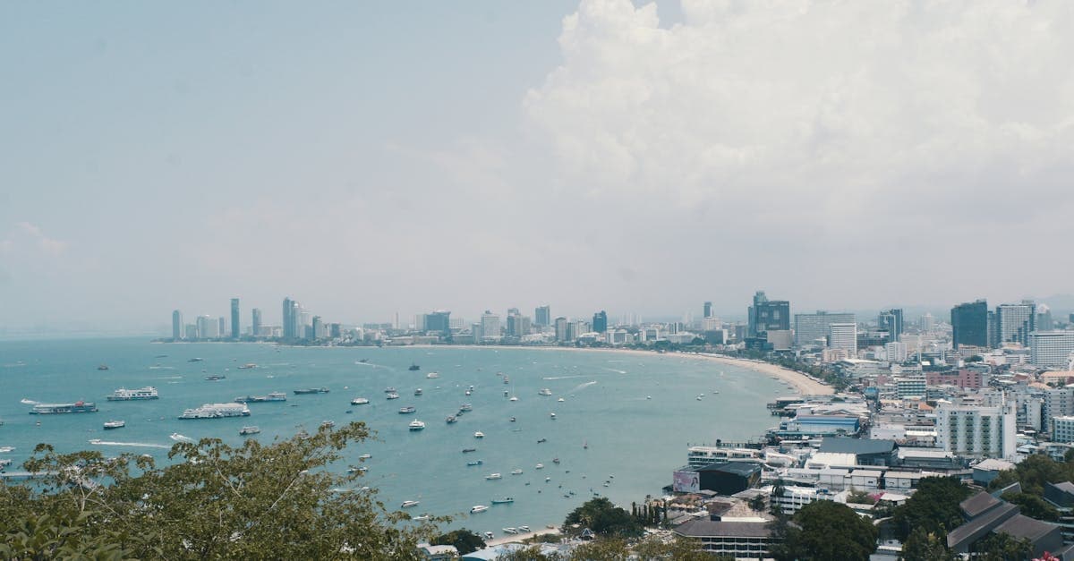 Skyline de Bangkok et architecture côtière reflétant les variations de la météo thaïlande mois après mois