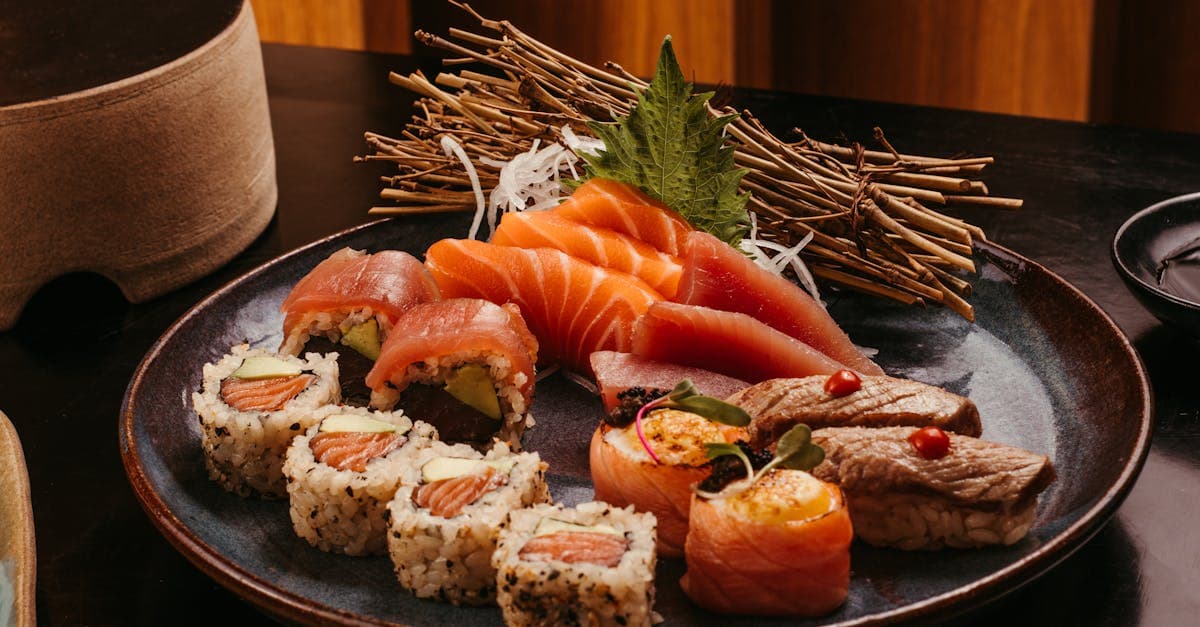 Sushi variado com salmão fresco, atum e rolos apresentando os clássicos da culinária japonesa
