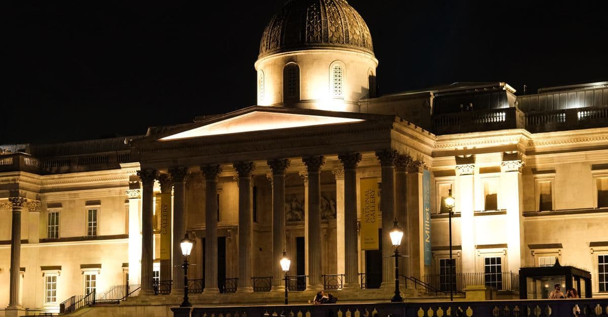 Facciata illuminata della National Gallery di notte, tappa del secondo giorno tra British Museum, Camden e Shoreditch.