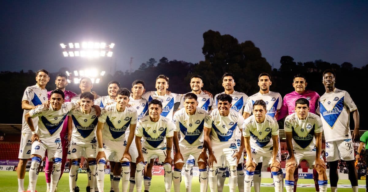 Jugadores de fútbol posando en cancha iluminada al anochecer, previo al clásico mazatlán vs américa