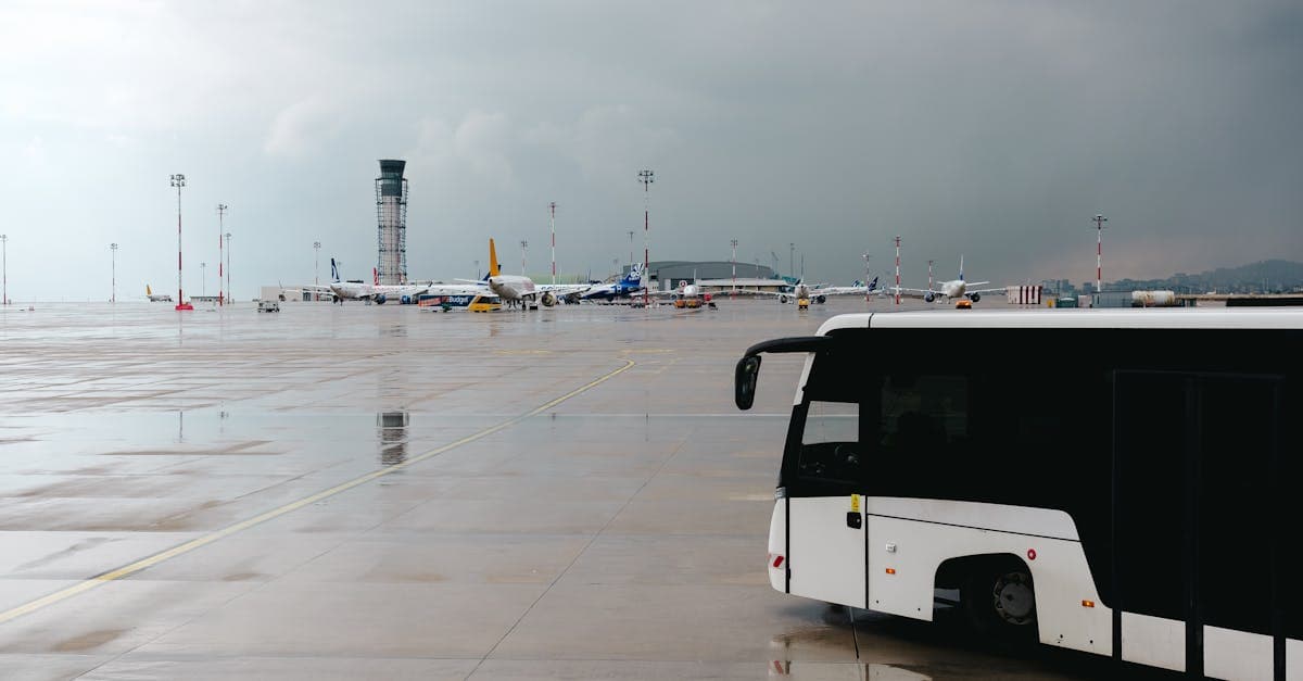 Bus per passeggeri sul piazzale di Fiumicino sotto la pioggia per il trasporto verso Roma