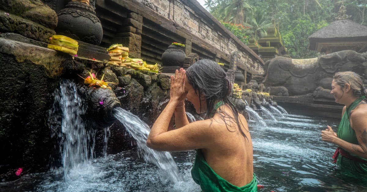 Wisatawan wanita mengikuti ritual penyucian air suci di Pura Tirta Empul Bali