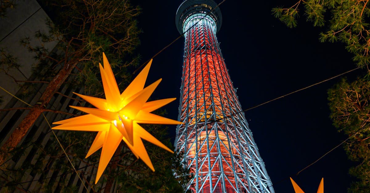 Tokyo Skytree mit bunten Dekorationslichtern bei Nacht im Stadtviertel Sumida in Tokio.