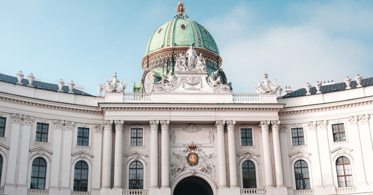 Prachtvolle Kuppel und Fassade der Hofburg in Wien – Startpunkt für dein Travel Shack Vienna Abenteuer.