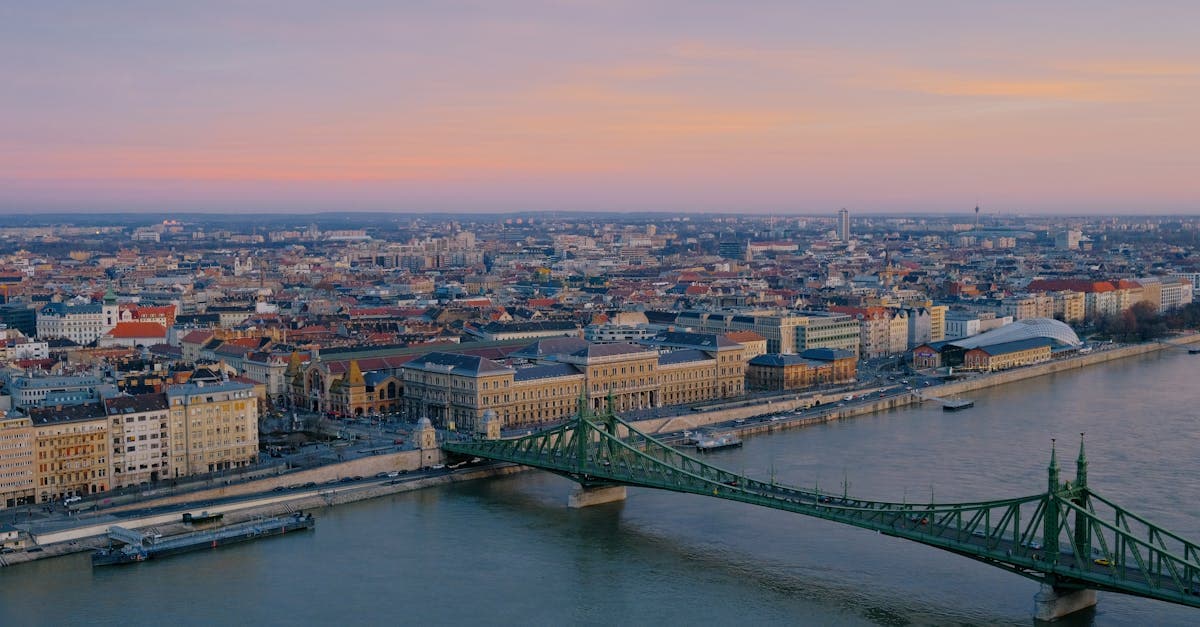 Blick auf die Freiheitsbrücke und die Budapest Sehenswürdigkeiten entlang der Donau bei Sonnenuntergang