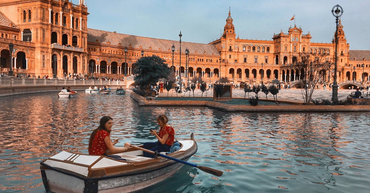 Paseo en barca por la Plaza de España de Sevilla, ejemplo de conectividad en destinos baratos de Europa