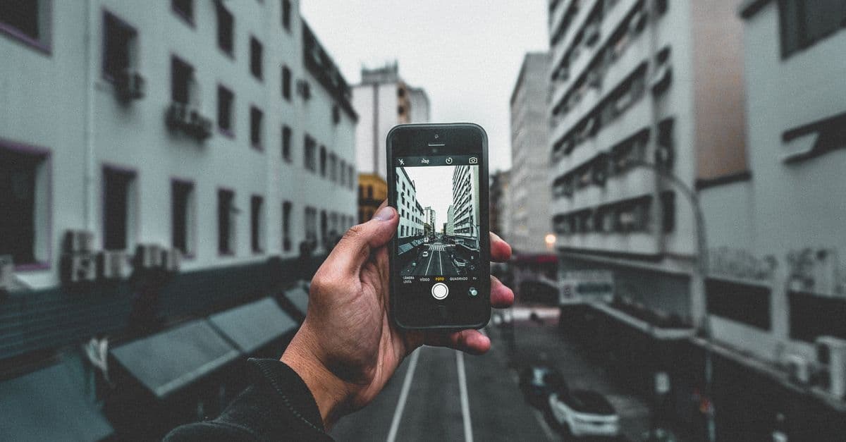Cómo rastrear un iPhone perdido o robado: guía completa 2026 - eSIM travel guide by HelloRoam
