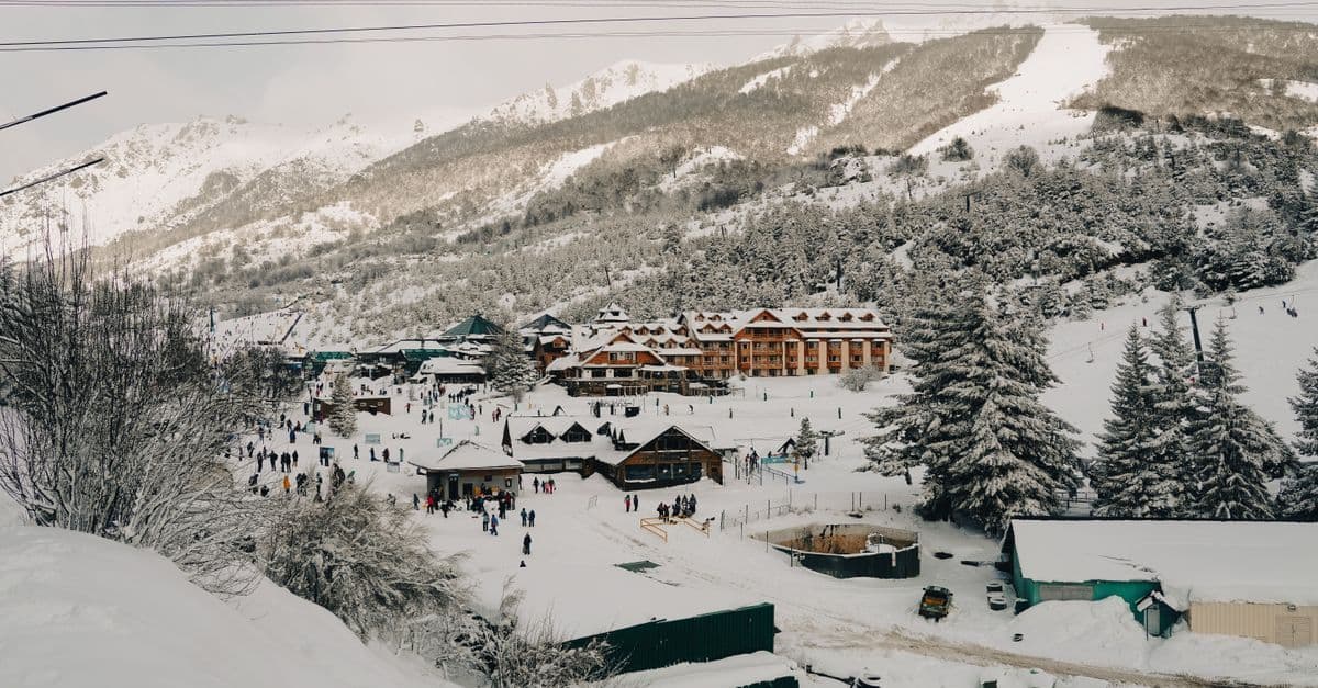 Vista panorâmica da neve em Bariloche com resort de esqui coberto de branco durante o inverno argentino