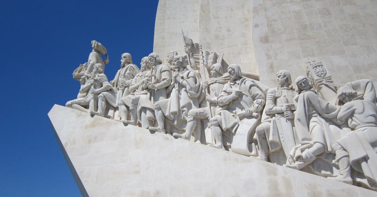 Le Padrão dos Descobrimentos à Lisbonne, hommage aux explorateurs portugais sous un ciel bleu.