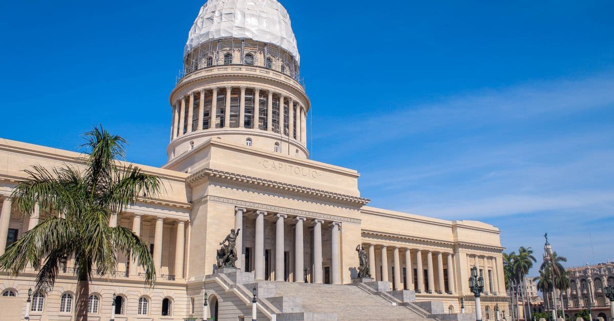 Le bâtiment El Capitolio à La Havane sous un ciel bleu, symbole de l'architecture historique cubaine.