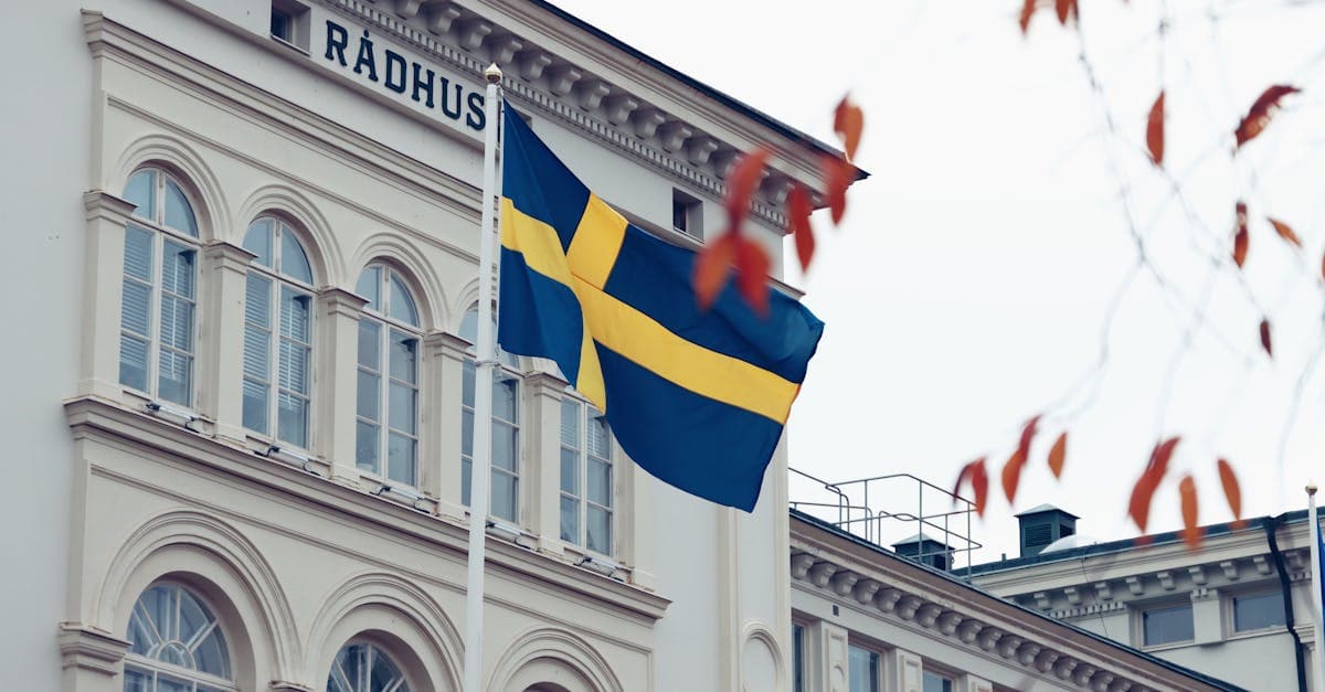 Svenska flaggan vajar utanför det ikoniska Rådhuset i Jönköping – symbol för skillnaden mellan utsänd och lokalt anställd