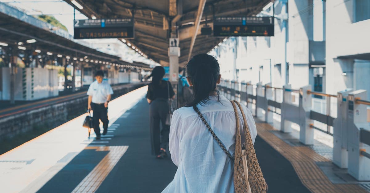 Podróżni na peronie stacji metra w Tokio w Japonii – sprawna komunikacja miejska ogromnej metropolii