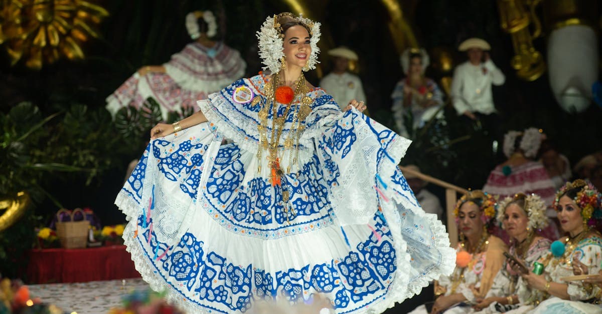 Actuación folclórica con trajes tradicionales, evocando las presentaciones en vivo de los Premios Lo Nuestro 2026