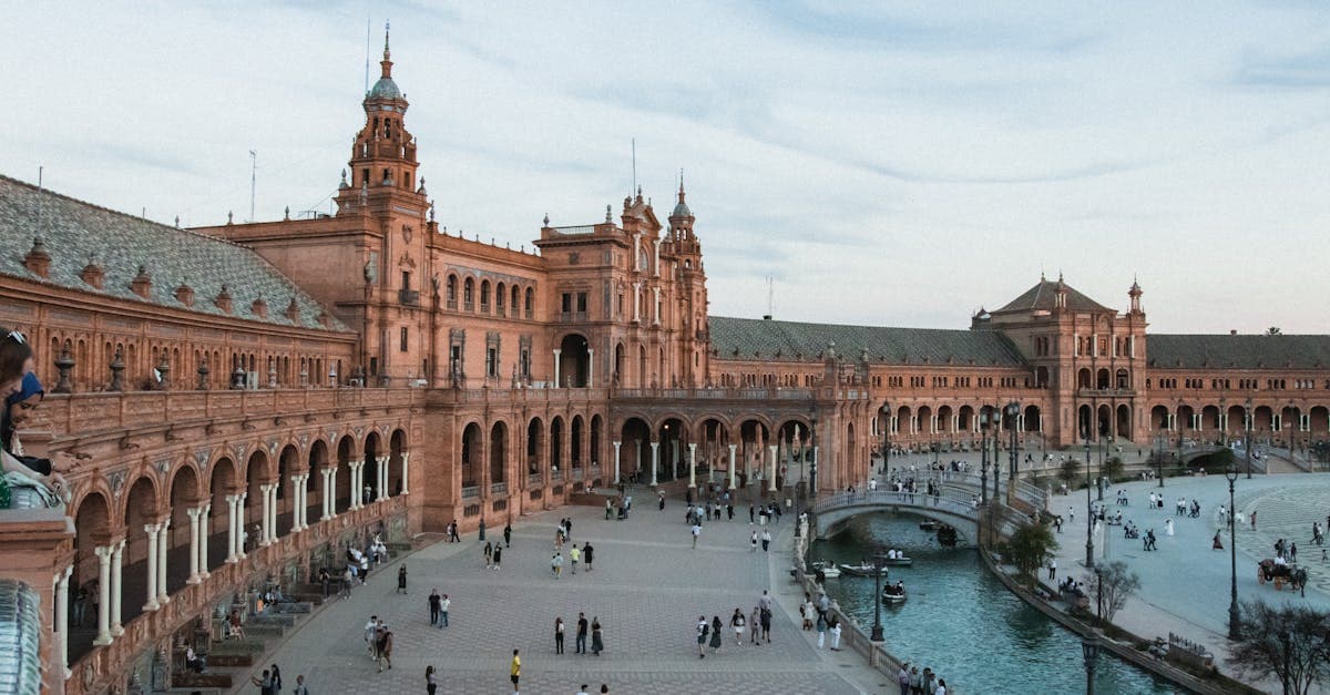 Plaza de España i Sevilla med färgstark arkitektur – ett av de finaste resmålen på resa till Spanien.