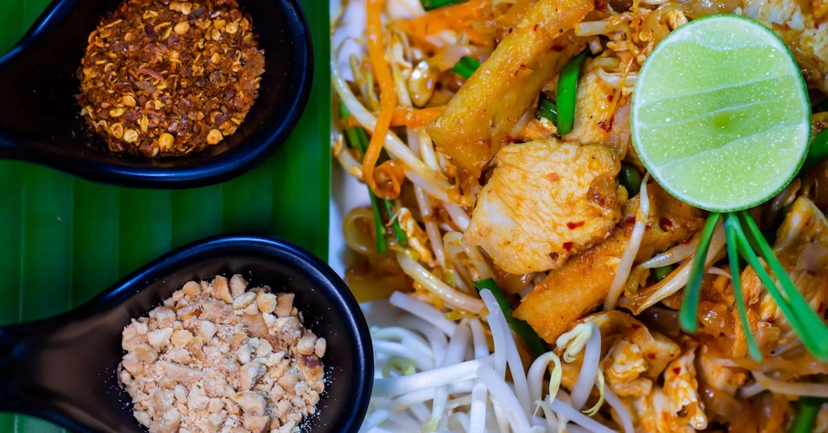 Pad Thai con lima, cacahuetes y copos de chile, plato estrella de la comida callejera tailandesa