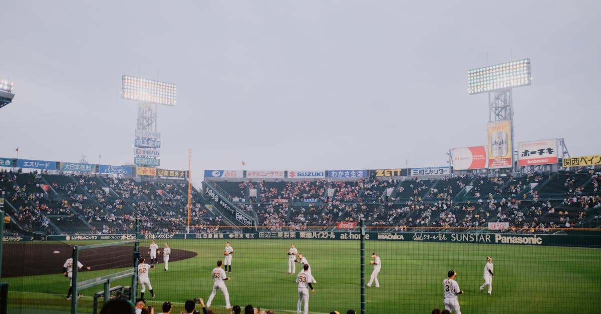 阪神タイガースで最も人気の選手とファンが甲子園球場で楽しむ活気あふれる野球の試合場面
