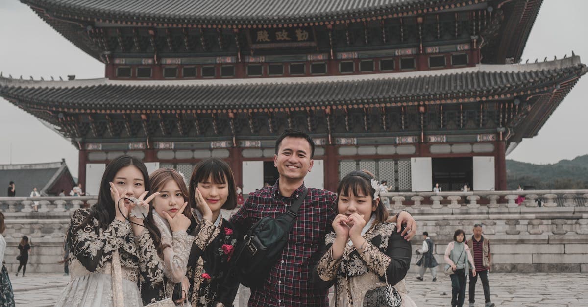 서울 경복궁에서 한복을 입고 즐기는 방문객들, 여행자보험 최대 가입 기간과 장기 여행 보장 범위 안내