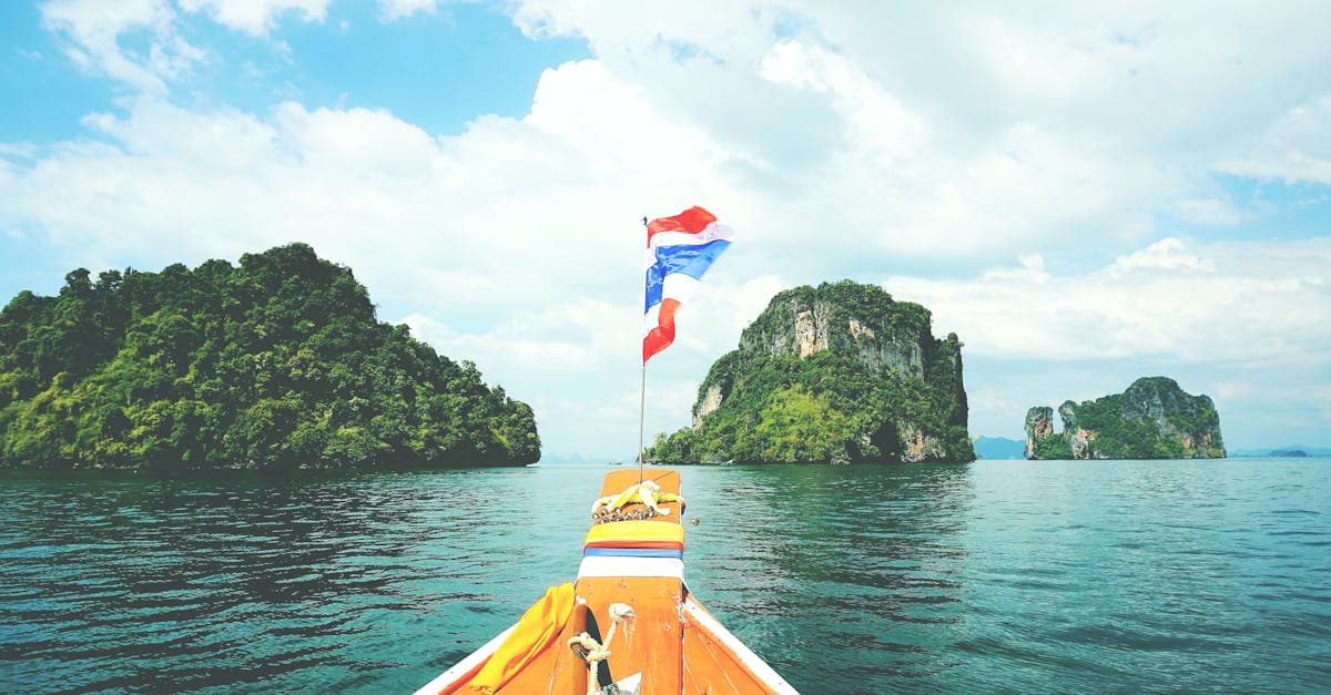 Bateau à longue queue en mer d'Andaman montrant la météo thaïlande ensoleillée de la côte ouest