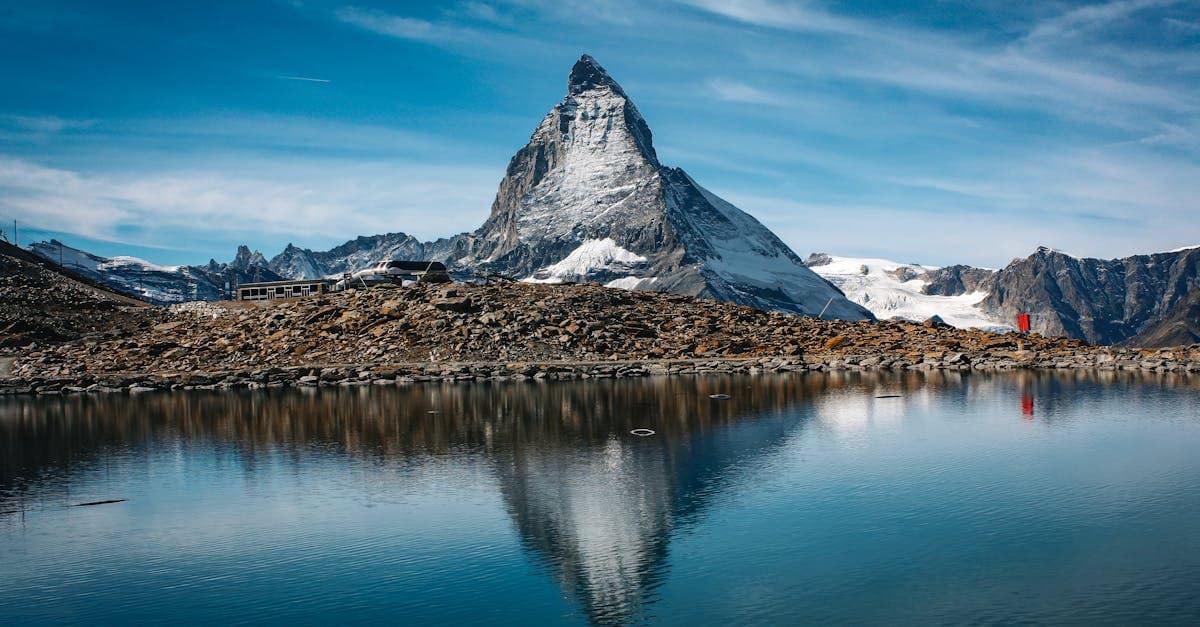 Matterhorn spiegelt sich im See – hello roam vs travel eSIM: Welcher eSIM-Anbieter passt für die Schweiz?