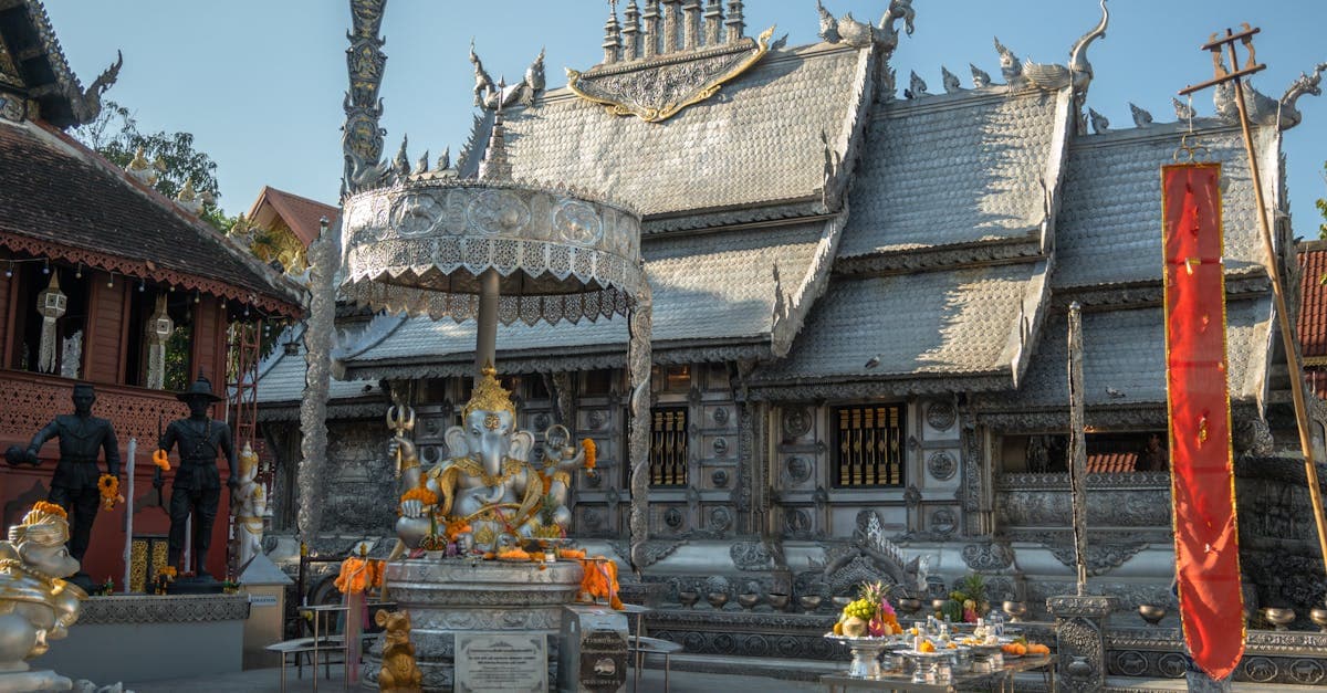 Zilveren tempel met Boeddhabeeld in Chiang Mai, belangrijk bezoekpunt bij reisadvies thailand inreisregels en visum.