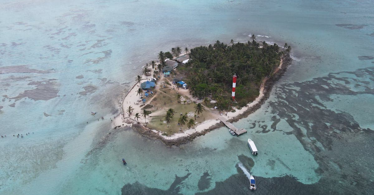 Vista aérea de la isla de San Andrés con faro y aguas turquesa, destino de vuelos a Colombia