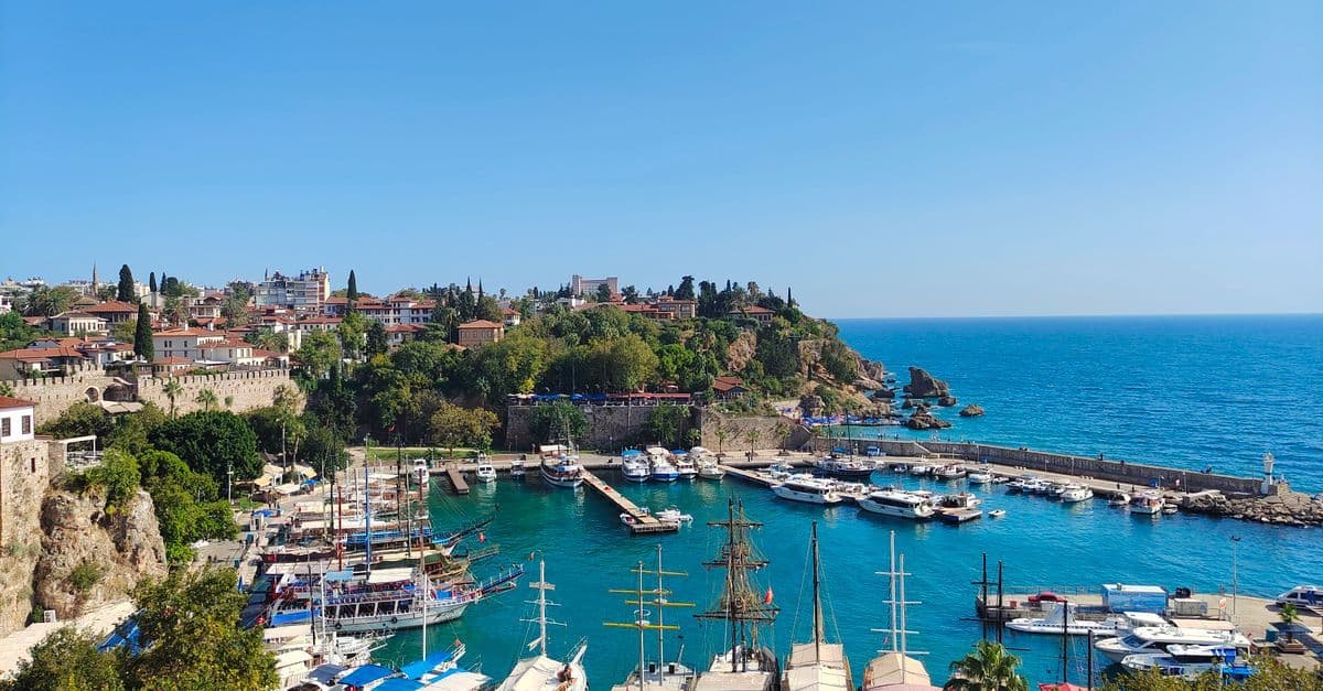 Malerischer Blick auf den Hafen von Antalya mit Booten und türkisblauem Wasser für den perfekten Türkei Urlaub.
