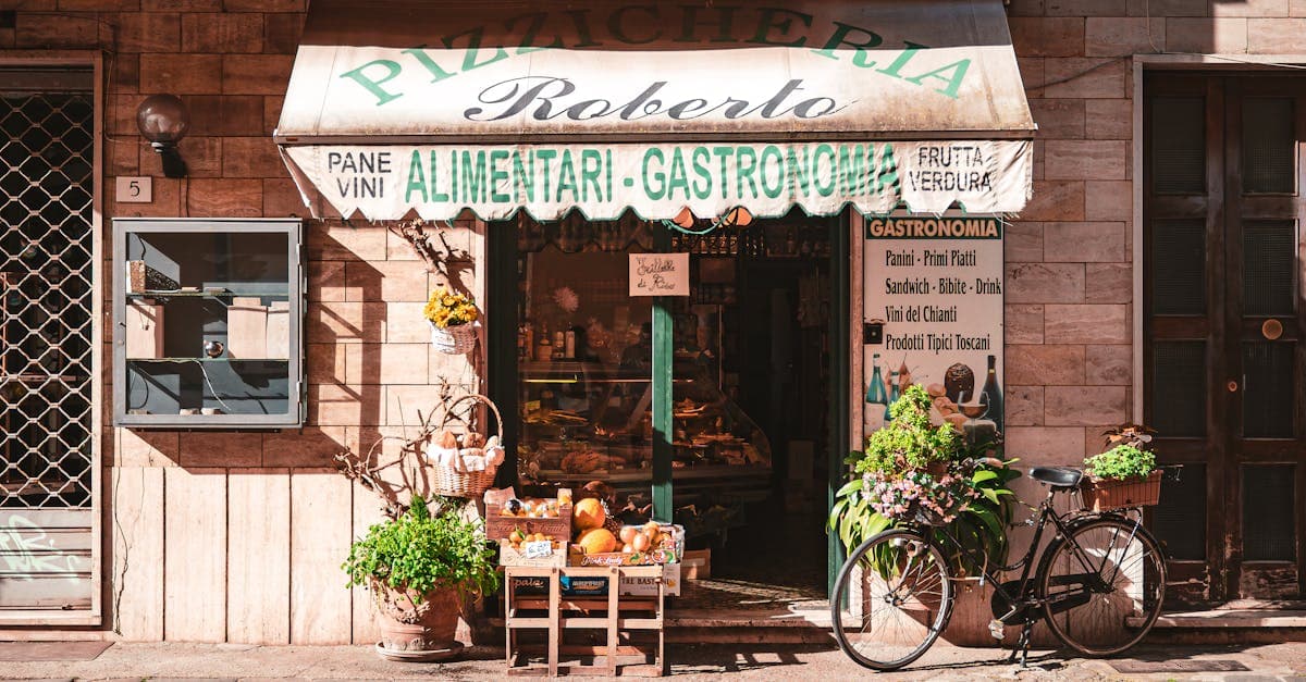 Negozio di alimentari con prodotti locali, guida all'etichetta e all'ordine al ristorante in Giappone