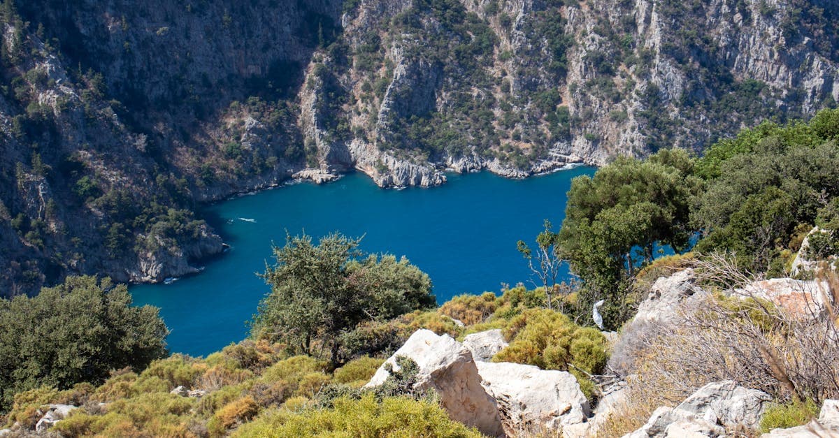 Luftaufnahme einer türkisfarbenen Bucht zwischen felsigen Klippen – einer der schönsten Urlaubsorte der Türkei.