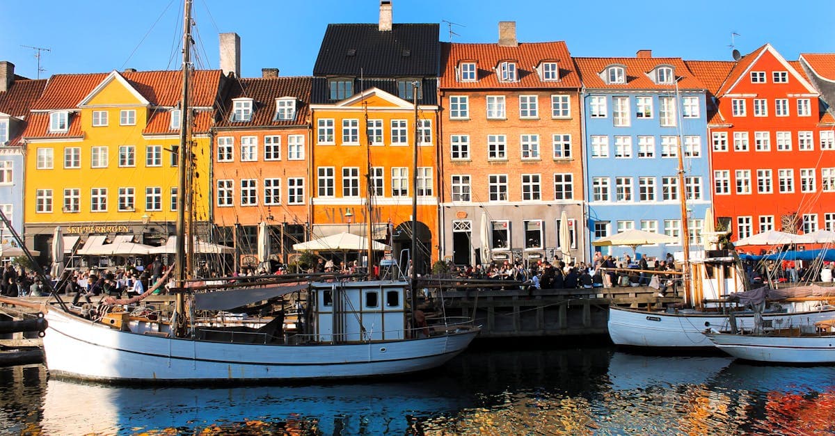 Nyhavn med historiske bygninger og både – perfekt udgangspunkt for free walking tour Copenhagen