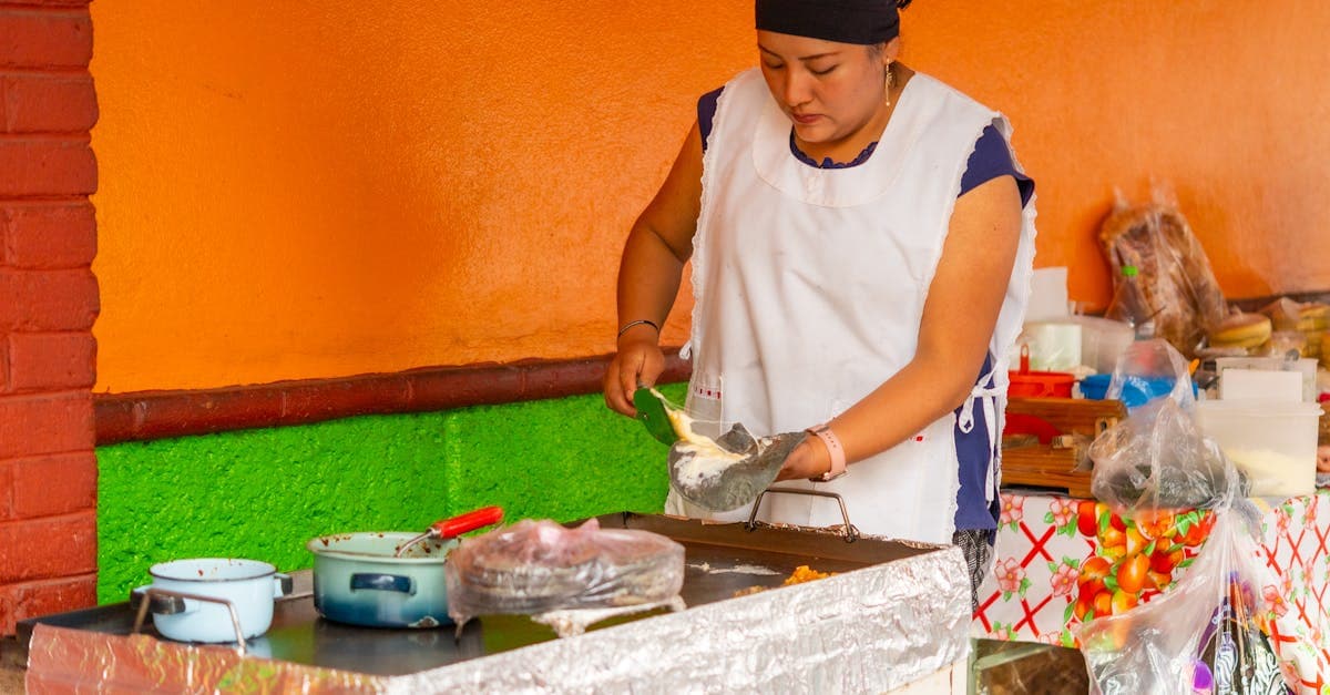 Mujer mexicana preparando comida tradicional: una de las 20 recetas de comida saludable de la cocina mexicana.