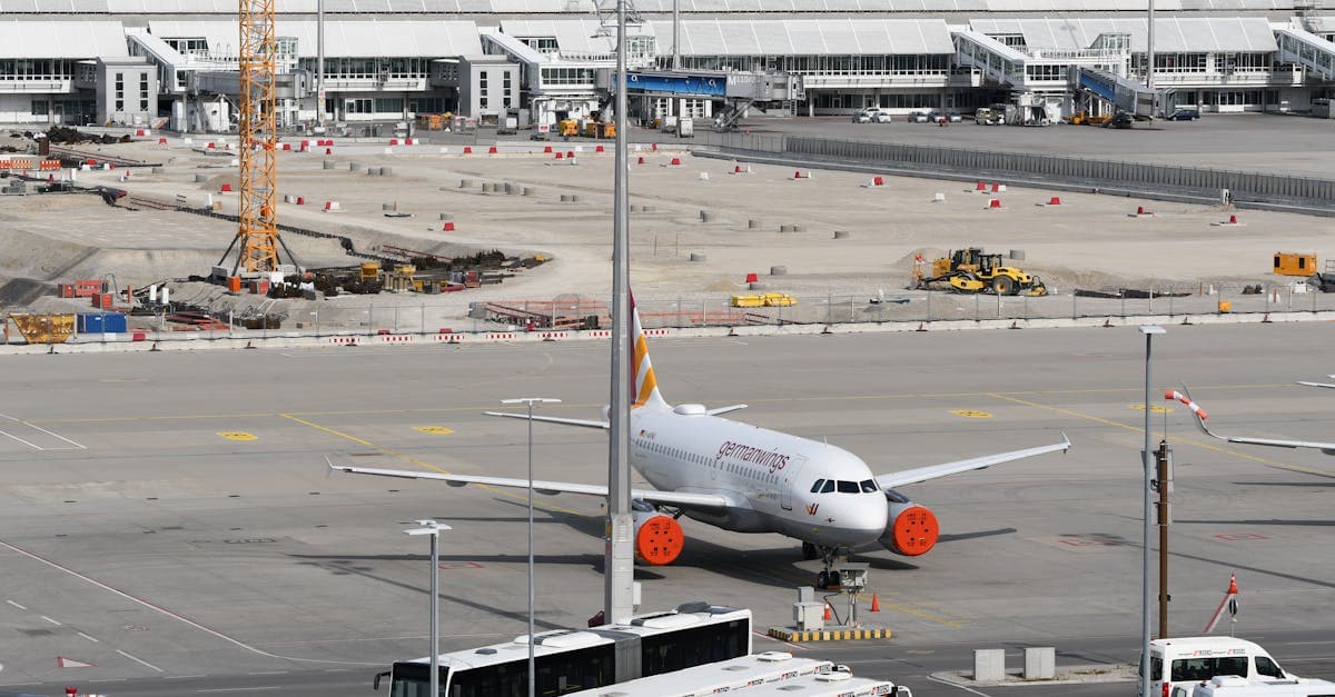 Vliegtuig naast lopende bouwwerkzaamheden bij de terminal op Düsseldorf Airport, verbonden met het stadscentrum.