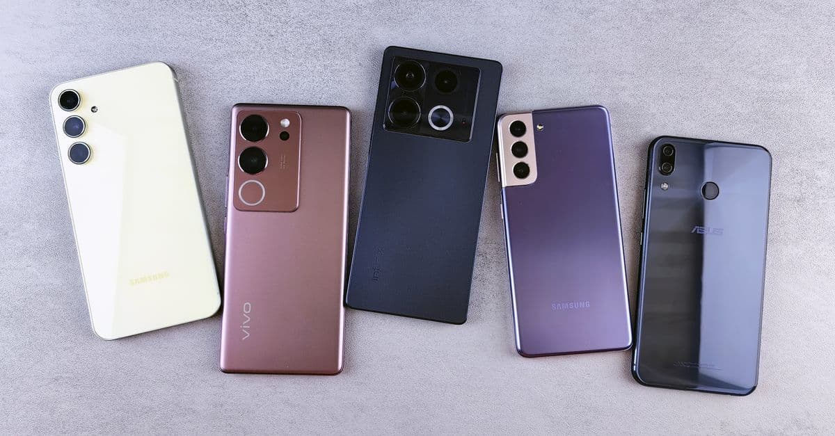 Cinco teléfonos inteligentes modernos sobre fondo gris que muestran compatibilidad con eSIM en 2026