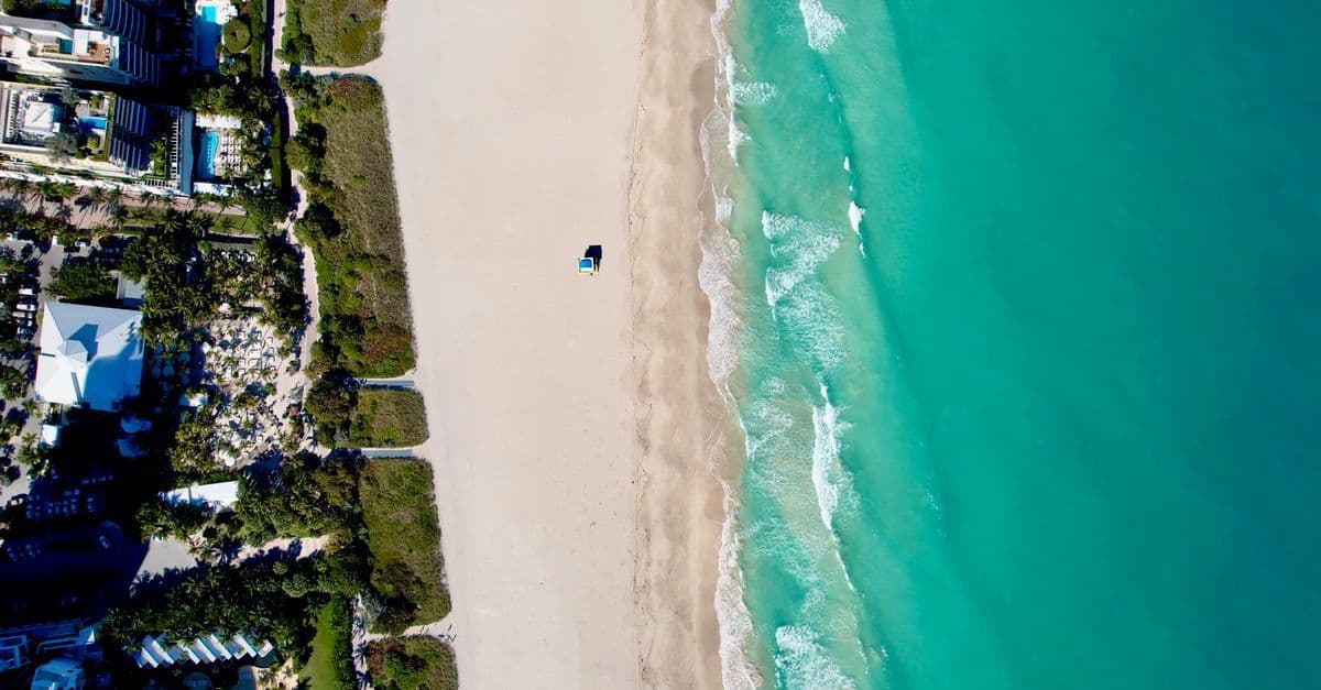 Vista aérea de la costa de Miami Beach con aguas turquesas y playas de arena blanca para turistas