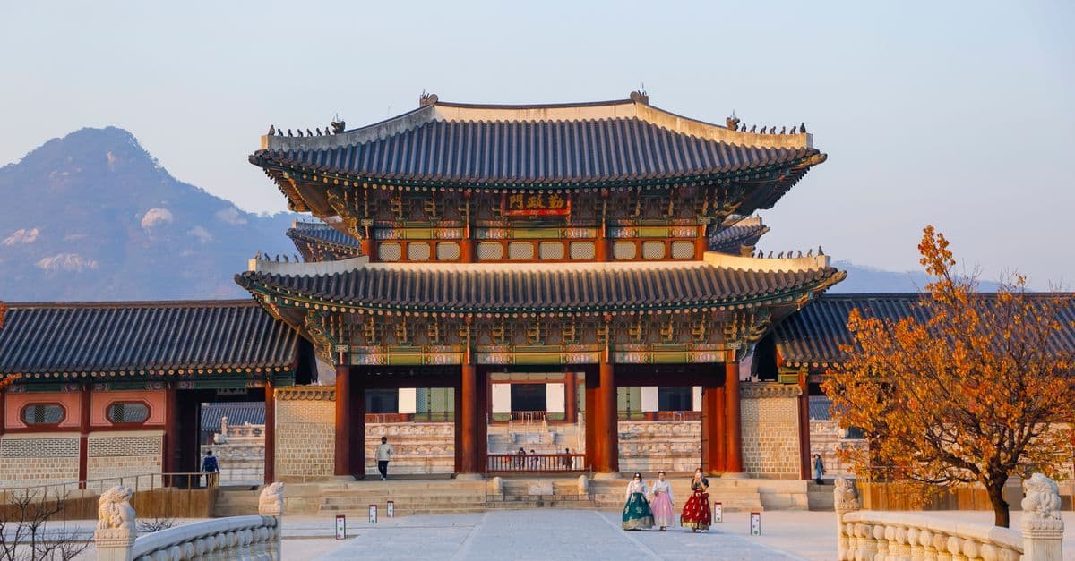 여행 itinerary 예문으로 활용할 경복궁 전통 건축물과 북악산 노을 풍경