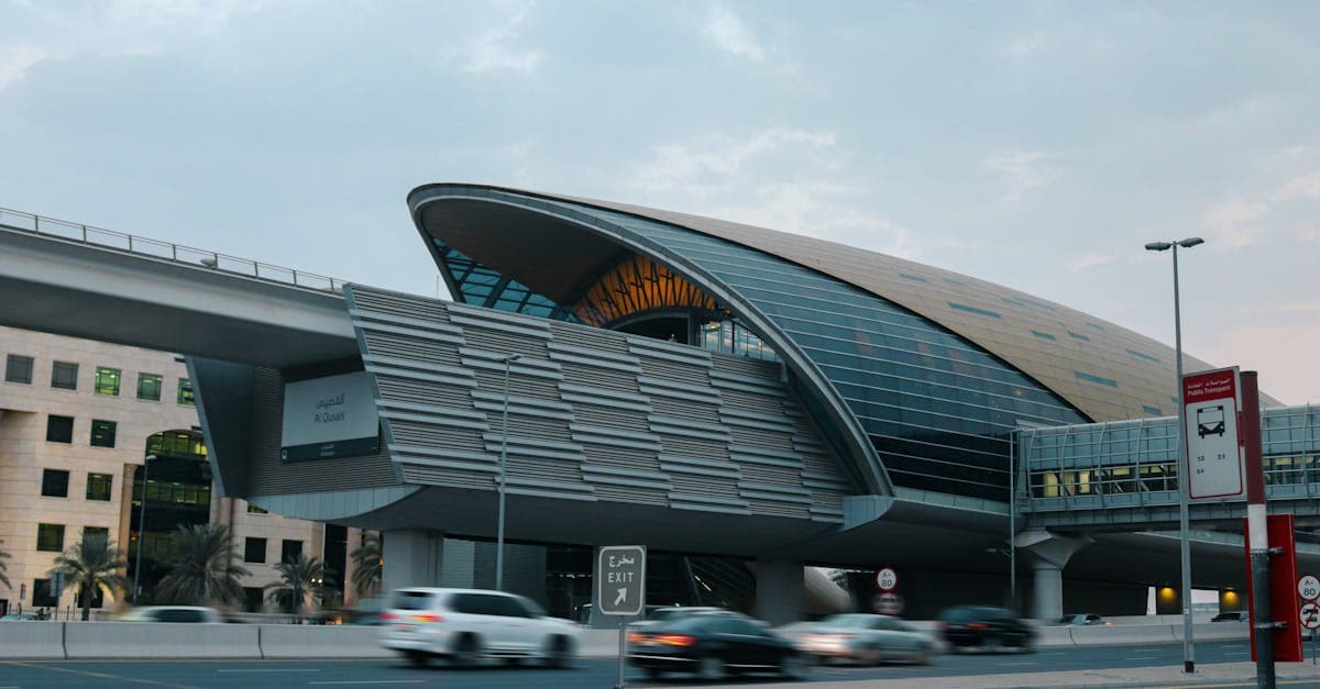 Moderne Metro-Station in Dubai mit urbaner Architektur – wichtige Fakten zum Flughafen Dubai