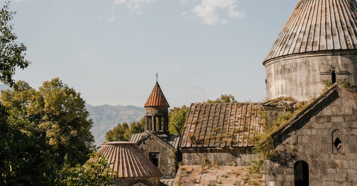 كنيسة حجرية قديمة بجدران متآكلة في قرية أرمينية أثرية، من معالم العاصمة الوردية يريفان