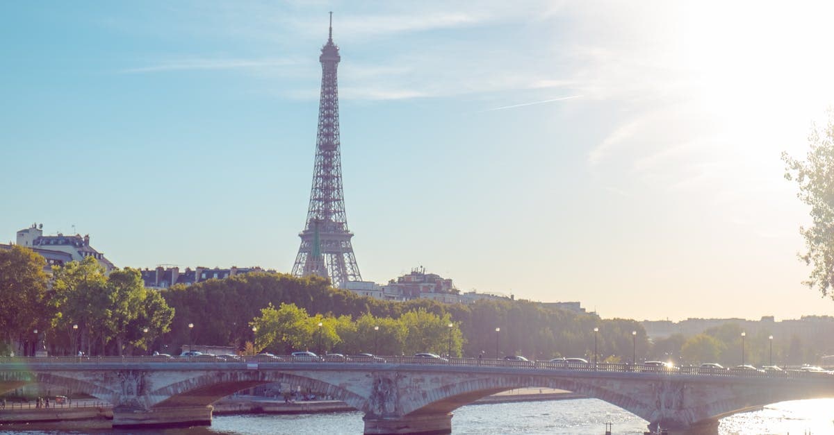 Dia ensolarado em Paris com a Torre Eiffel ao fundo, destacando o índice UV do clima em paris