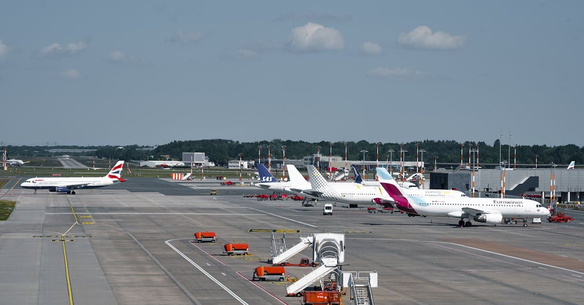 Fly på startbanen ved Hamburg Airport klar til afgang på en solrig dag