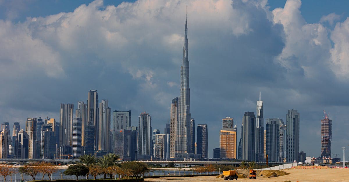 Burj Khalifa torent boven de Dubai-skyline uit met dramatische wolken, ideaal voor een weer dubai overzicht.