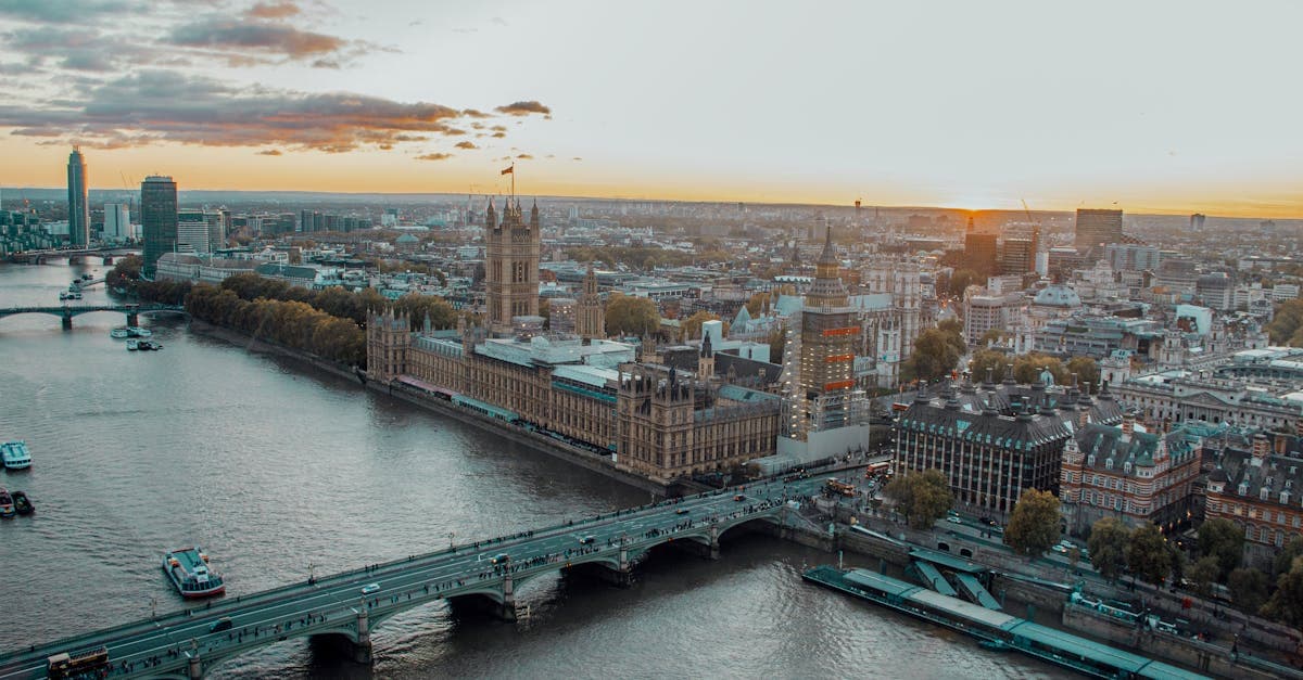 Palazzo di Westminster e il Tamigi al tramonto, panorama da non perdere per cosa vedere a Londra in 3 giorni