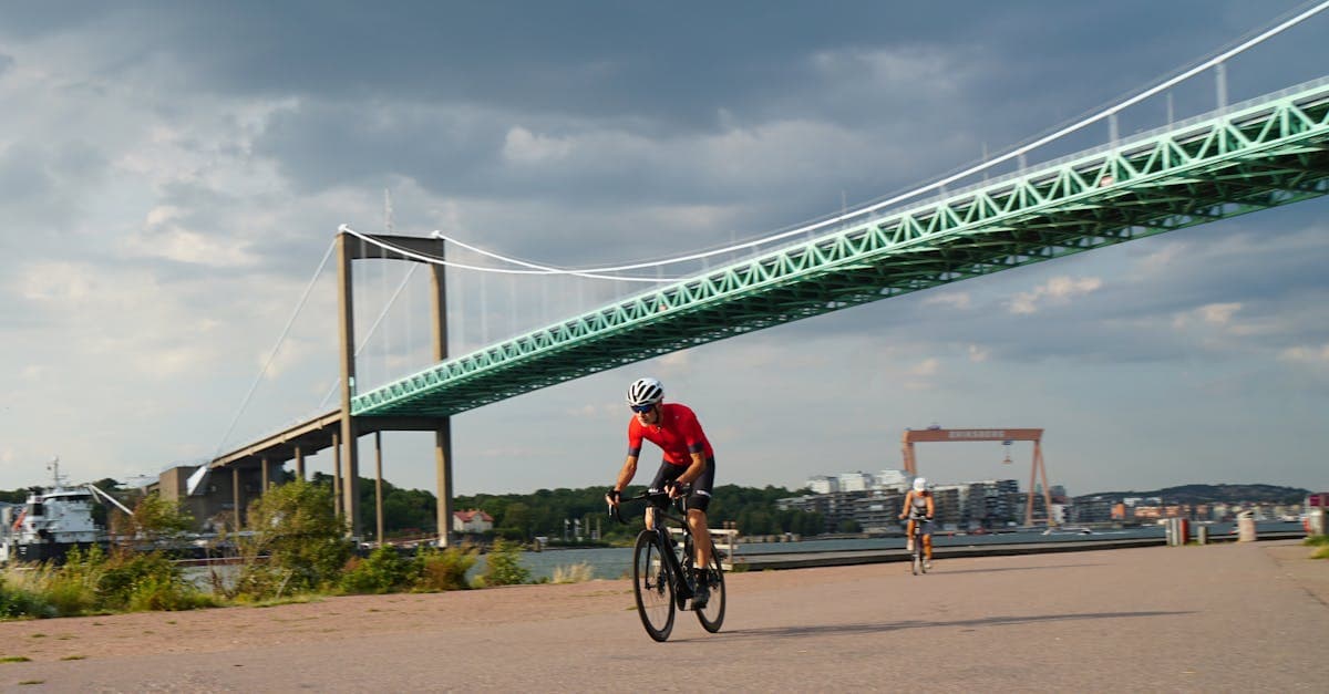 Cyklister vid Älvsborgsbron i Göteborg under en solig sommardag – things to do in gothenburg