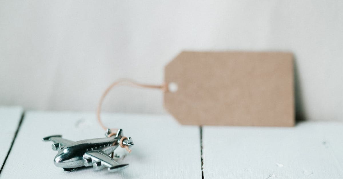 Spielzeugflugzeug mit leerem Anhänger repräsentiert Reisebudget-Planung für günstige Reiseziele und Preisvergleiche