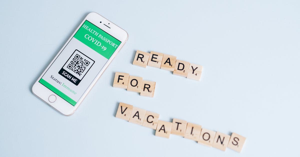 Smartphone con applicazione di controllo documenti di viaggio, strumento utile per sapere quando il passaporto è pronto al ritiro.