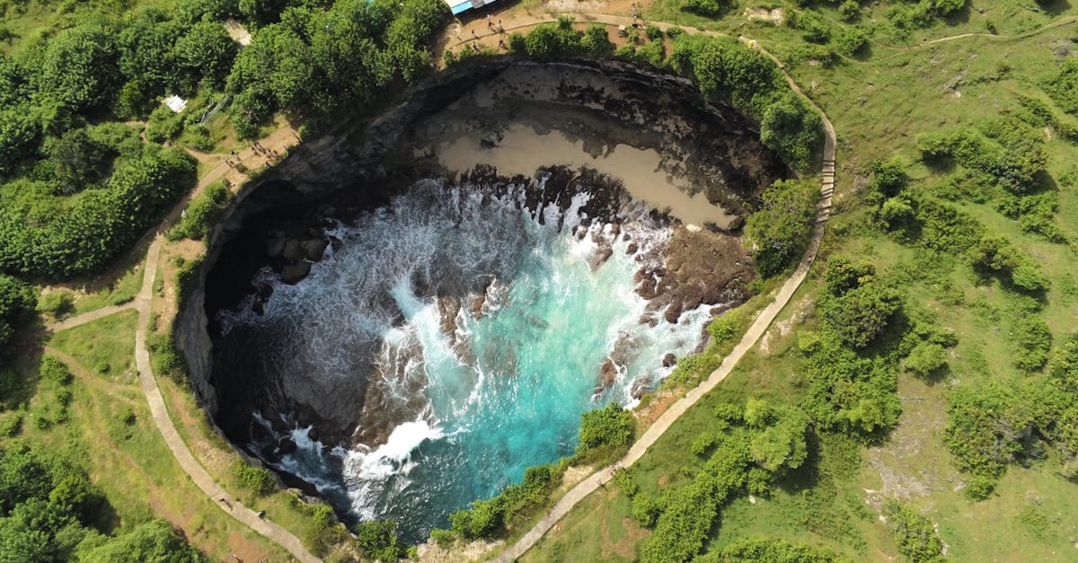 Nusa Penida'daki Angel's Billabong'un turkuaz suları Bali bölgeler arası hava farkını yansıtıyor