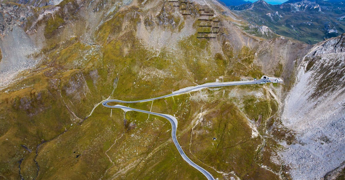 Slingerende bergweg door de Alpen vanuit de lucht, de beklimmingsroute van alpe d'huzes 2026