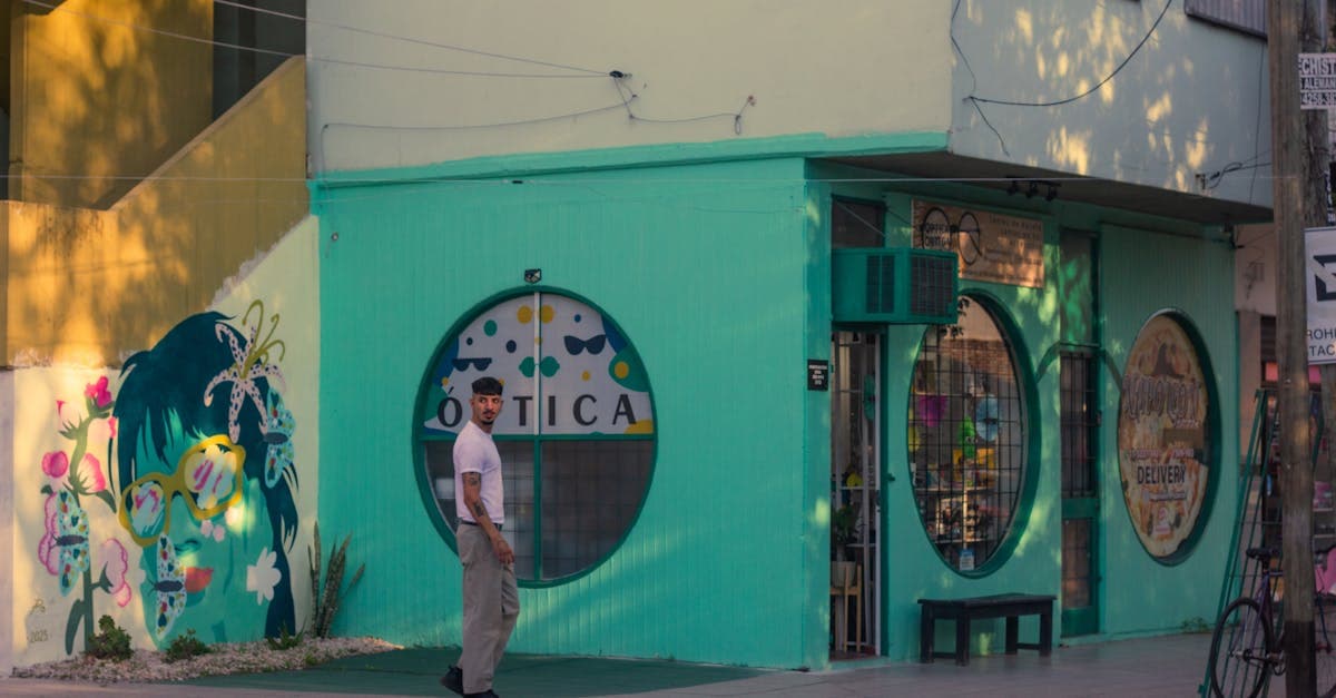 Mural colorido e cena urbana vibrante no bairro La Boca, um dos pontos turísticos mais charmosos da Argentina