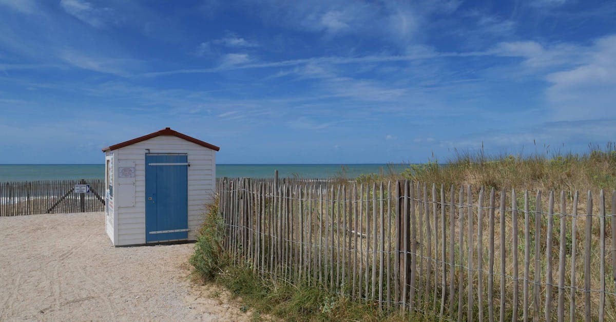 Wit strandhuisje bij duinen, passend bij de vraag welke regio het beste is voor camping Zuid-Frankrijk