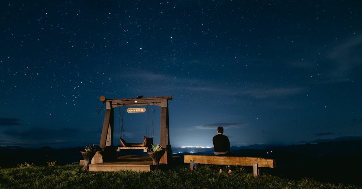 Viajero observando el cielo estrellado en Santa Teresa, Brasil, viviendo la experiencia única de viajar solo.
