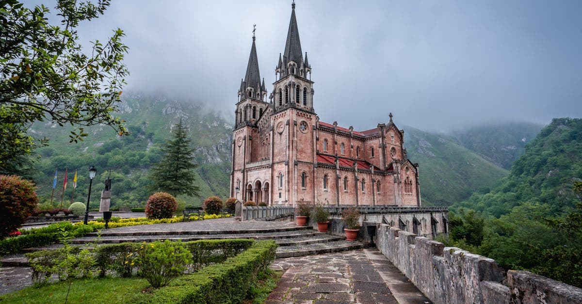 Basílica de Santa María la Real de Covadonga entre la niebla de Asturias, joya de Europa asequible para españoles